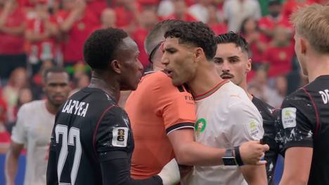 Im WM-Achtelfinale zwischen Marokko und Kanada kommt es nach einem Schubser von Achraf Hakimi zu einer Rudelbildung. Dabei werden ein paar Nettigkeiten ausgetauscht. 