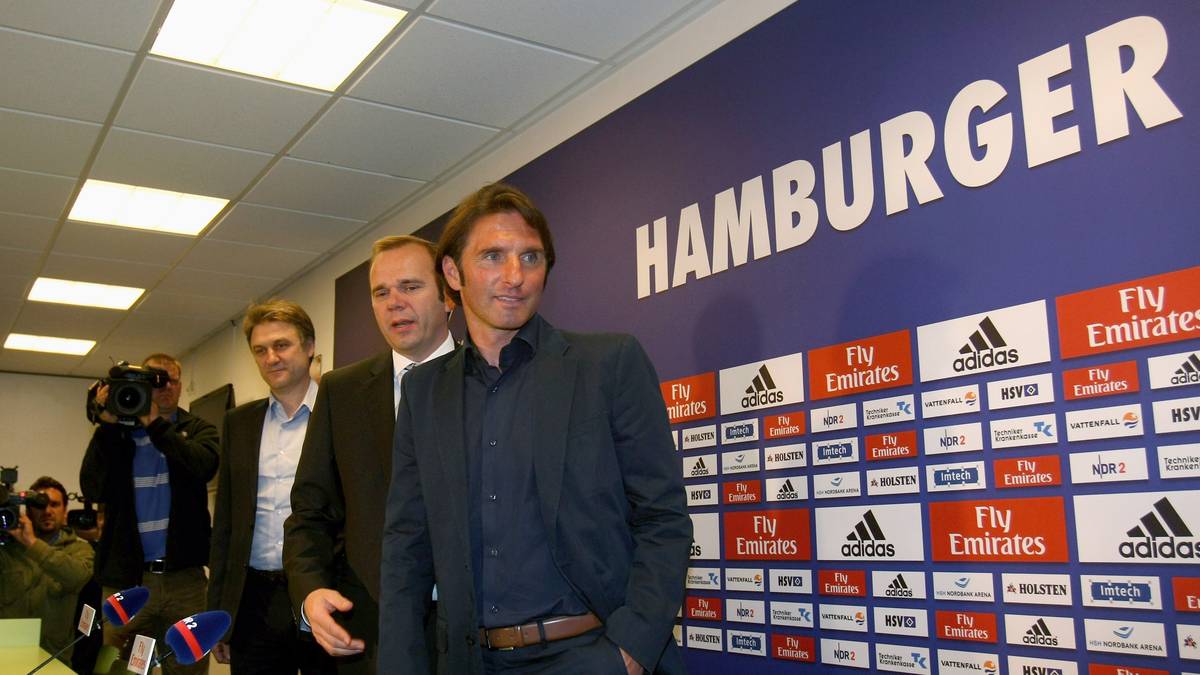PUNKTESCHNITT 1,63: Bruno Labbadia (r., 01.07.2009 bis 26.04.2010 - 51 Spiele): Die erste Amtszeit von Labbadia in Hamburg scheint zunächst eine erfolgreiche zu werden. Zwischenzeitlich sind die Hamburger gar Tabellenführer. Doch nach internen Streitigkeiten nimmt zunächst Beiersdorfer (l.) seinen Hut