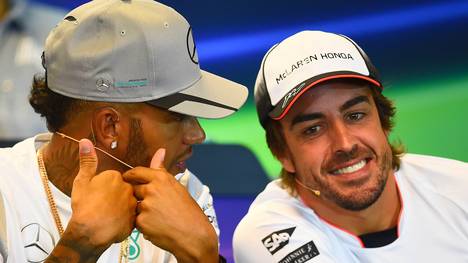 Lewis Hamilton (l.)  und Fernado Alonso (r.) 
