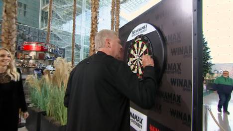SPORT1-Experte Stefan Effenberg tritt im Doppelpass zur Darts-Challenge an und muss sich anschließend einen schnippischen Kommentar von Moderator Florian König anhören.