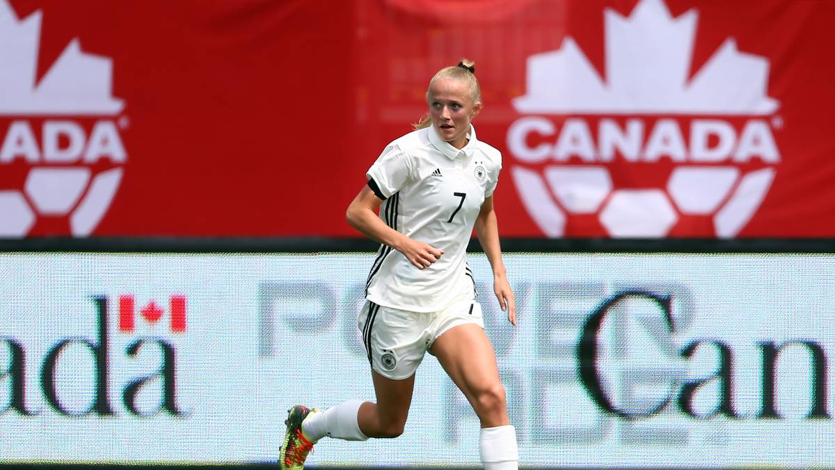 LEA SCHÜLLER: Die 21-Jährige steht ebenfalls bei SGS Essen unter Vertrag, erzielte in 46 Bundesligaspielen 46 Tore. Auch in ihren zwölf Länderspielen war Schüller schon acht Mal erfolgreich