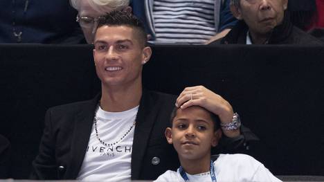 Manchester United hat Cristiano Ronaldo Junior unter Vertrag genommen. Der Elfjährige wird wie sein Vater mit der Rückennummer sieben auflaufen.
