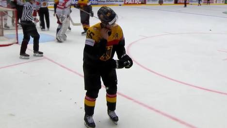 Das deutsche Aus bei der Eishockey-WM ist für Marc Michaelis ein ganz besonders schmerzhaftes: Nachdem er gegen Dänemark den Puck ins Gesicht bekommt, stellt sich seine Verletzung als Kieferbruch heraus.