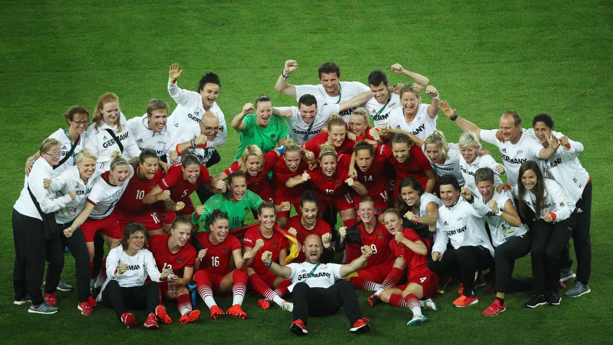 Besser hätte ein Abschied nicht ablaufen können:  Die deutschen Fußballfrauen beschenkten ihre scheidende Trainerin Sylvia Neid nach dem Final-Sieg gegen Schweden mit der Goldmedaille - und ließen es danach im deutschen Haus richtig krachen