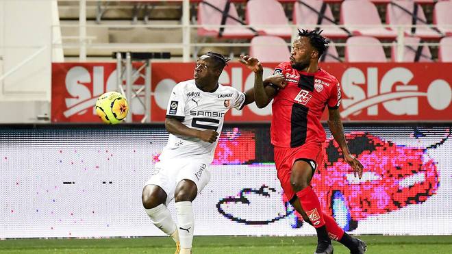 Jeremy Doku (l.) In einem Duell