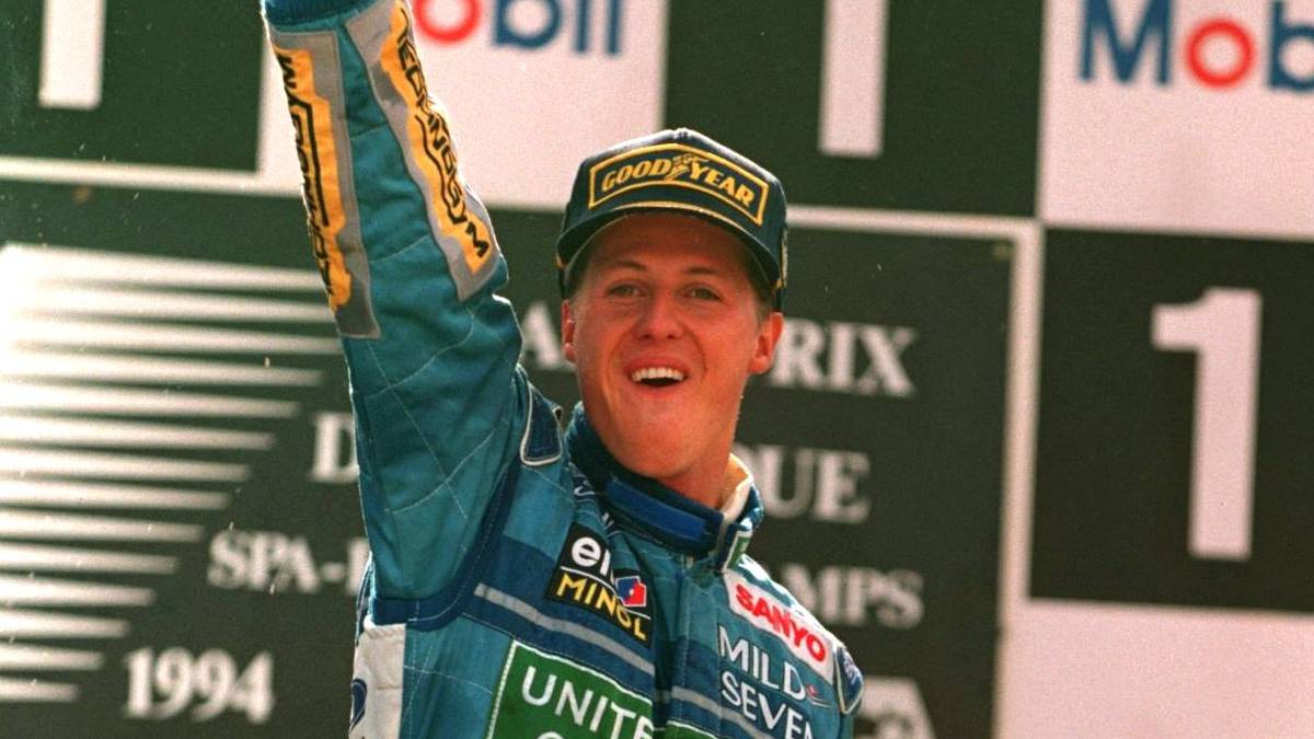 1994: Beim Grand Prix in Belgien wird Schumacher ebenfalls disqualifiziert. Die Holzplatte am Unterboden seines Benetton-Ford ist zu dünn. Im WM-Finale in Adelaide beschädigt er nach einem Ausrutscher seinen Boliden. Kurz lädt er seinen Rivalen Damon Hill zu einem Überholversuch ein, beide Autos kollidieren. Schumacher scheidet sofort aus, Hill wenig später - Schumi ist erstmals Weltmeister