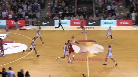 Was für eine Schlussphase beim Spiel Deutschland gegen Kroatien! Zuerst vergibt Krämer den möglichen Dreier zum Sieg, bevor Real-Star Mario Hezonja von der Mittellinie knapp scheitert. 