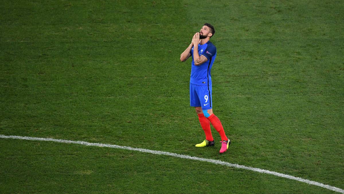 Vor dem Anstoß bittet Olivier Giroud noch um Beistand