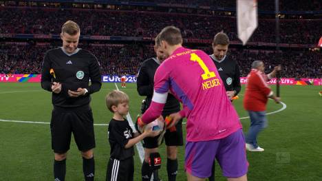 Beim Spiel zwischen dem FC Bayern und Union Berlin kommt es schon vor dem Anpfiff zu einer großartigen Szene. In den Hauptrollen: Manuel Neuer, der Schiri - und ein kleiner Balljunge!