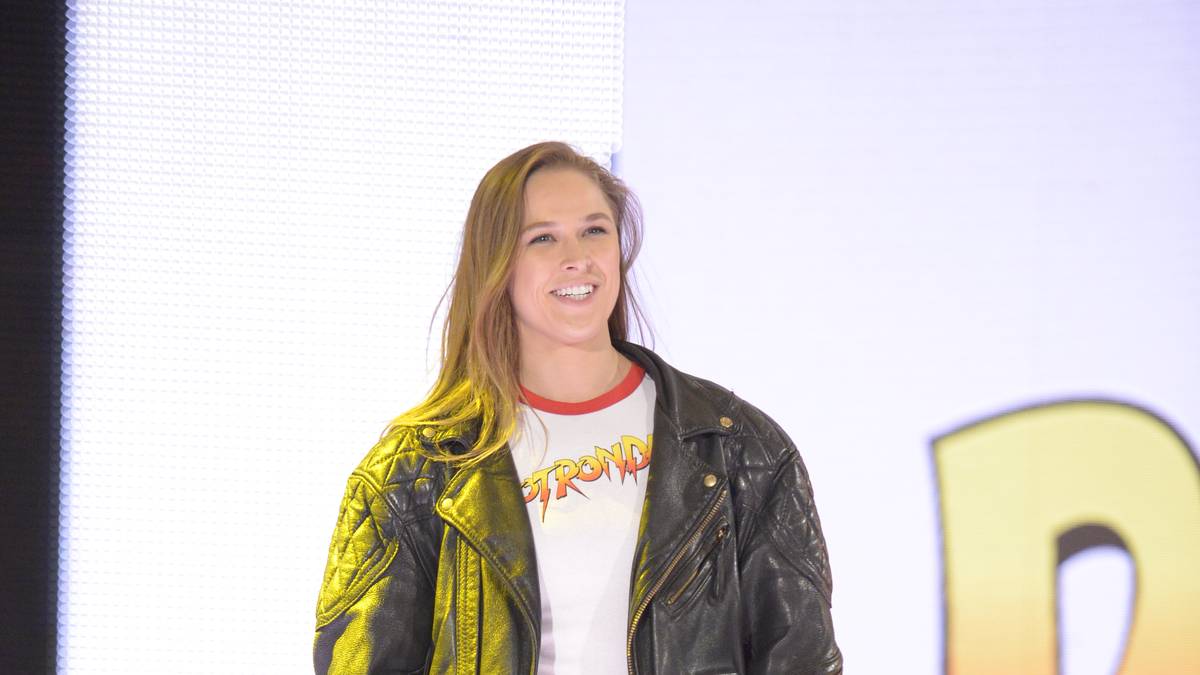 Tja und dann rückt auch noch sie an: Ronda Rousey, ehemaliger Superstar der MMA-Liga UFC, taucht am Ende des Rumble in der Arena auf und will ebenfalls ihr Stück vom Kuchen