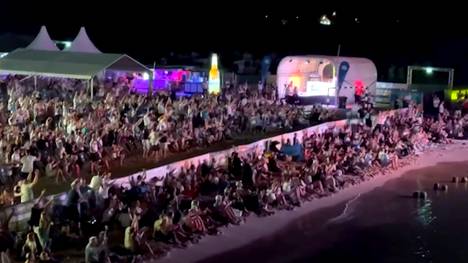 Die Enttäuschung über das Abschneiden der deutschen Nationalmannschaft bei der diesjährigen WM ist bei Fans und ehemaligen Nationalspielern groß, dennoch sorgte das stimmungsvolle Public Viewing am Strand für besondere Bilder und zeigte, dass die Begeisterung für das Turnier trotz des sportlichen Ergebnisses ungebrochen ist.