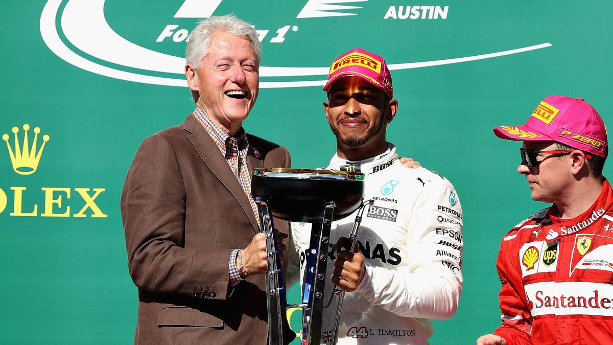Die Siegertrophäe überreicht dieses Mal der ehemalige US-Präsident Bill Clinton