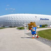 In der Allianz Arena werden insgesamt sechs Spiele der UEFA Europameisterschaft 2024 ausgetragen - darunter das Eröffnungsspiel mit Deutschland am 14. Juni. Alle Fakten, Infos und der EM-Spielplan zum Stadion in München.