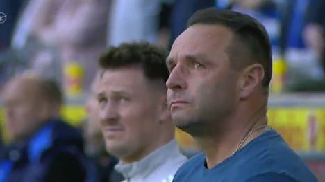 Der frühere Bundesliga-Torwart Georg Koch verstirbt Anfang März nach schwerer Krankheit. Sein Ex-Klub MSV Duisburg gedenkt ihm vor dem Spiel gegen Saarbrücken - ein Moment, der auch Duisburg-Trainer Dietmar Hirsch zu Tränen rührt. 