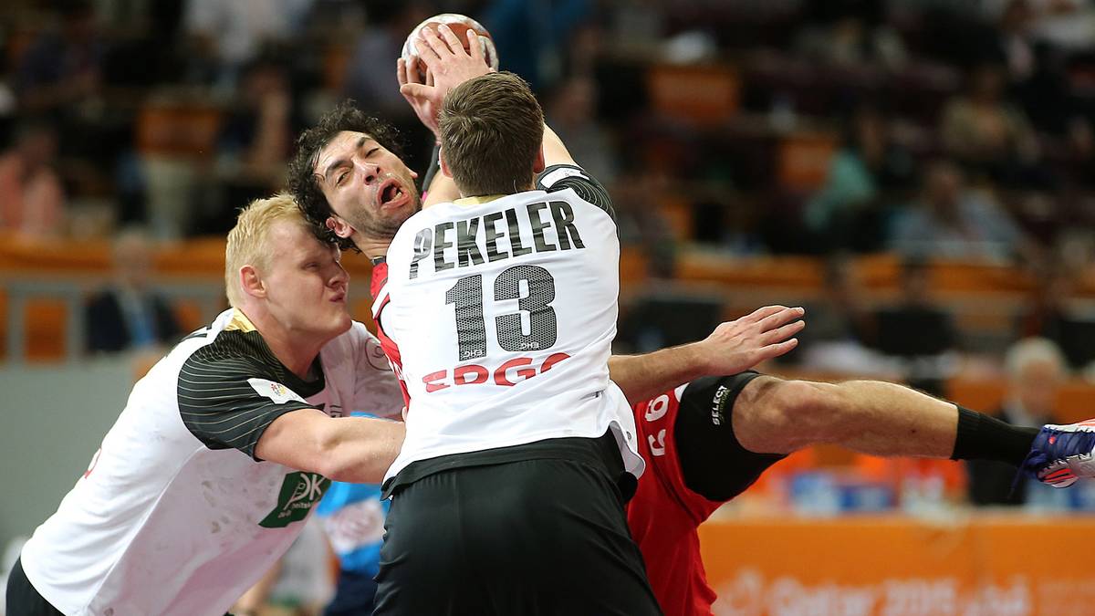 Doch auch die DHB-Spieler sind keine Kinder von Traurigkeit. Hendrik Pekeler langt ordentlich hin