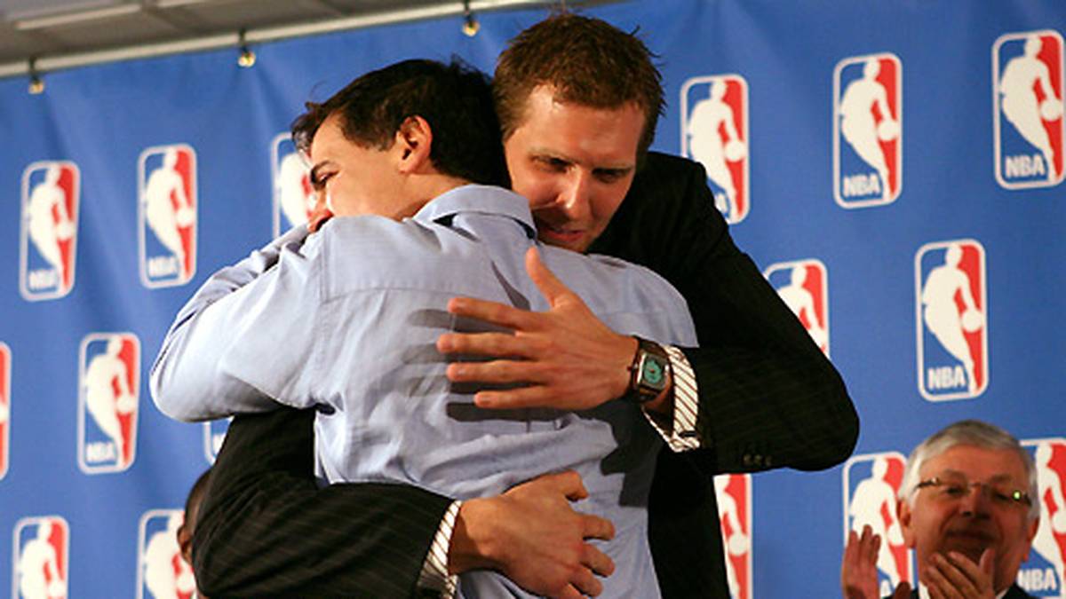 Es ist das erste Mal, dass ein Spieler der Mavericks zu MVP-Ehren kommt. Mavs-Besitzer Mark Cuban freut sich mit seinem Starspieler - auch wenn es schwer fällt