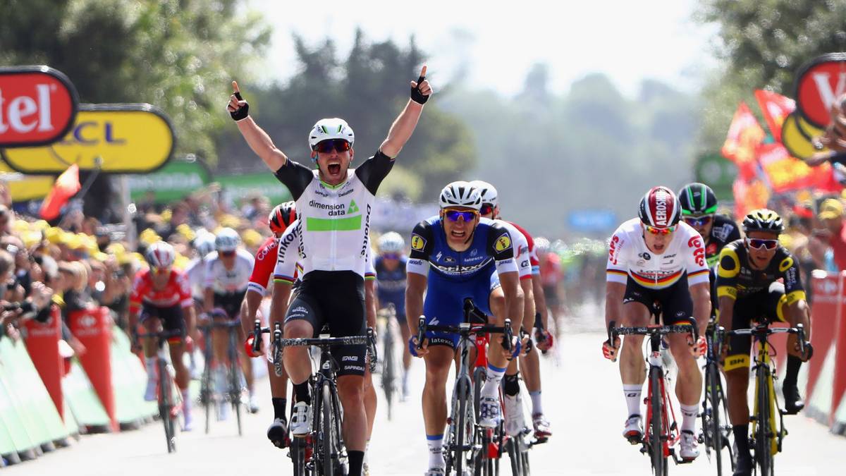 Der erste Etappensieg geht schließlich an Mark Cavendish. Marcel Kittel (blaues Trikot) muss sich beim Auftakt dem britischen Ex-Weltmeister geschlagen geben