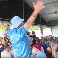 Ekstase vorm Stadion! City-Fans feiern vor CL-Finale