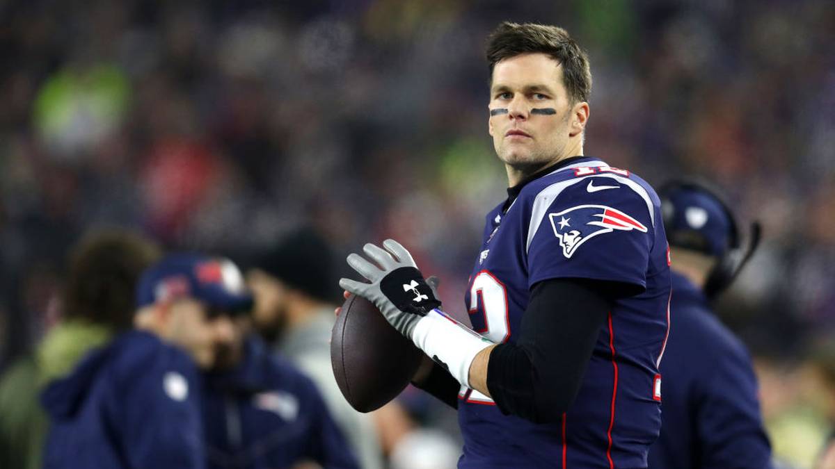 RANG 1 - TOM BRADY (Quarterback, New England Patriots): Brady verlässt die Patriots - was lange als unmöglich eingestuft wurde, könnte sich bewahrheiten. Brady könnte seinen Legendenstatus mit seinem siebten Ring bei einem anderen Team vergrößern. Seine Zahlen litten unter Verletzungen in der Offensive Line und schwächeren Receivern. Trotzdem ist er auch schon 42