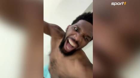 Der Niederländer Max Verstappen wird Weltmeister und diese Stars freuen sich mit ihm. Dabei scheint der NBA-Star Joel Embiid am meisten mitzufeiern. 