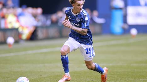 Schalke-Trainer Miron Muslic spricht vor dem Topduell gegen Paderborn über den noch 17-Jährigen Mika Wallentowitz und dessen Entwicklung.