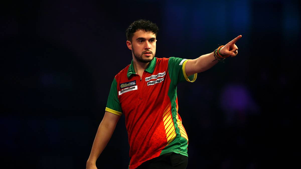 PLATZ 18 - JAMIE LEWIS (Wales): Schon das Vorrundenduell mit dem ganz jungen Belgier Kenny Neyens war spektakulär, "Rasta" lässt dann noch einen glatten Erfolg gegen Jonny Clayton, Finalist der Player's Championship Finals, folgen. Allerdings wartet auf ihn in Runde 2 wohl Peter Wright