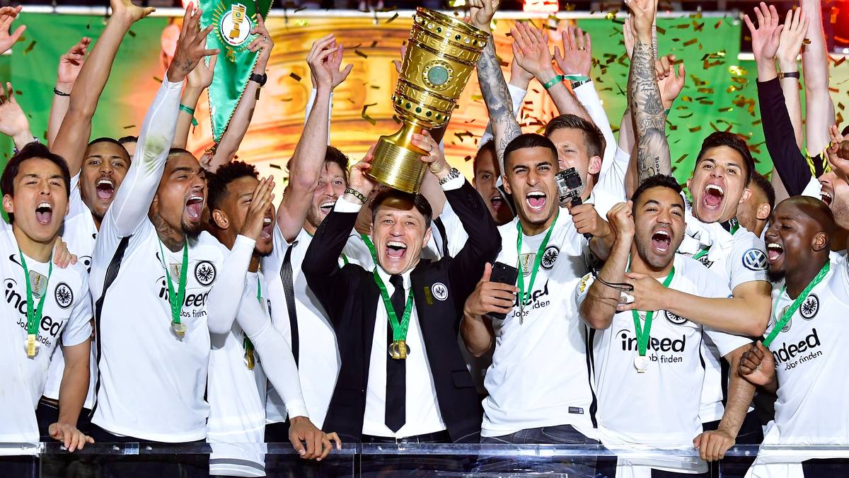 Nach dem ersten Titelgewinn seit 30 Jahren kennt der Jubel bei der Frankfurt Eintracht keine Grenzen. Mit dem sensationellen DFB-Pokalsieg im Finale gegen den FC Bayern (3:1) krönen die Hessen eine grandiose Saison