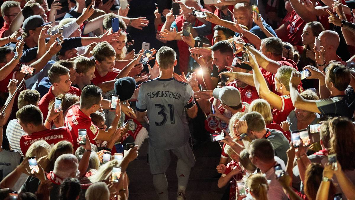 Schon als Schweinsteiger zum Aufwärmen herauskommt, wird er stürmisch unter großem Applaus empfangen