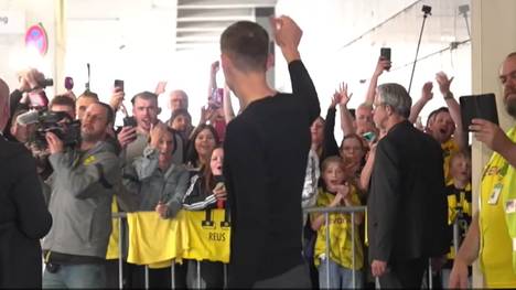 Die Mannschaft von Borussia Dortmund landet am Mittag in der Heimat - zahlreiche Fans warten am Flughafen auf die Champions-League-Helden und empfangen sie lautstark.