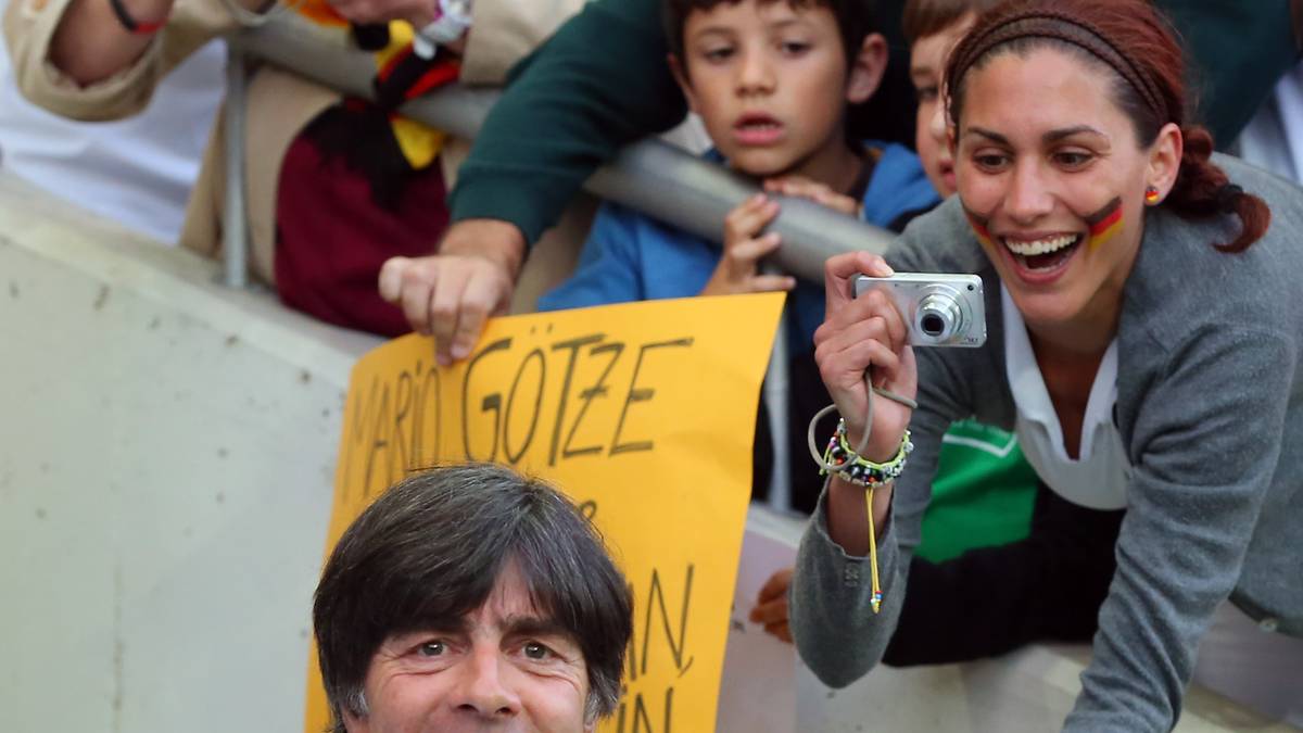 Joachim Löw lässt sich vor der Partie von den Fans feiern - ob er sich in dieser Szene den viel diskutierten Fingernageleinriss zugezogen hat?