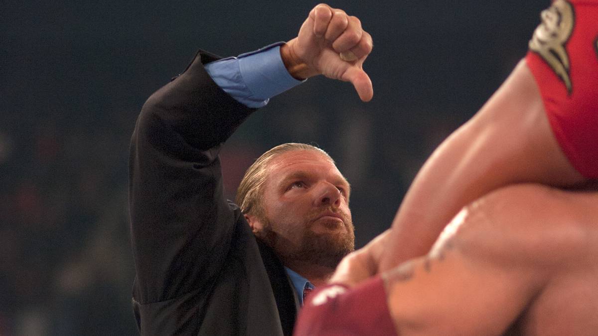 24. AUGUST 2004 - Daumen runter! Triple H wendet sich gegen den frisch gekürten World Champion Randy Orton und wirft den Jungstar aus der Gruppierung "Evolution". Der Super-Bösewicht duldet keinen starken Mann neben sich