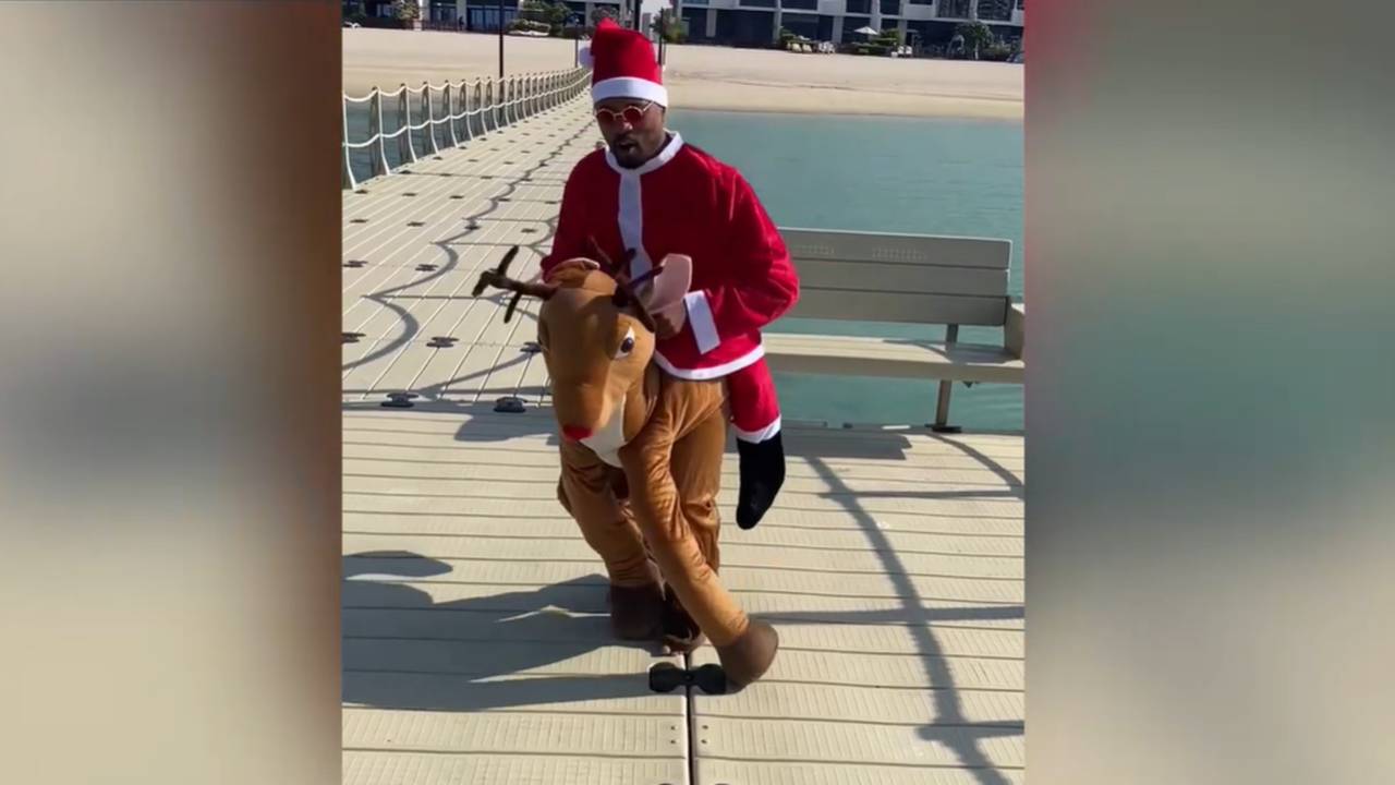 Patrice Evra tanzt in Weihnachtsmann- und Rentierkostüm und geht baden