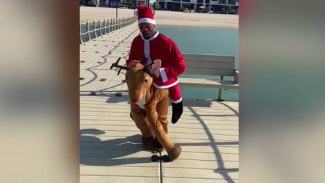 Der ehemalige Verteidiger von Manchester United ist immer für eine Party zu haben. Auch an Weihnachten ist er gut drauf und feiert in einem kuriosen Kostüm.