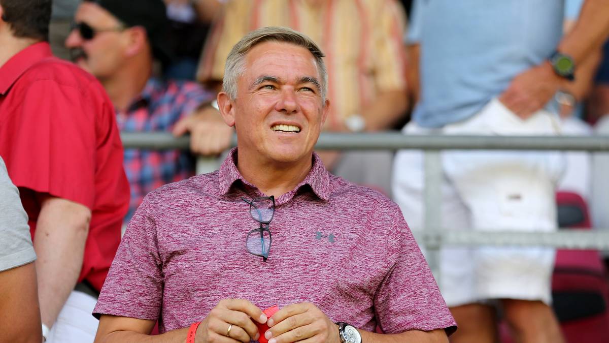 Der langjährige Köln-Spieler OLAF JANSSEN ist mittlerweile auch ein Co-Trainer-Veteran, er wirkte in dieser Rolle bei 1860 München, dem VfB Stuttgart, dem FC St. Pauli und jetzt beim VFL WOLFSBURG