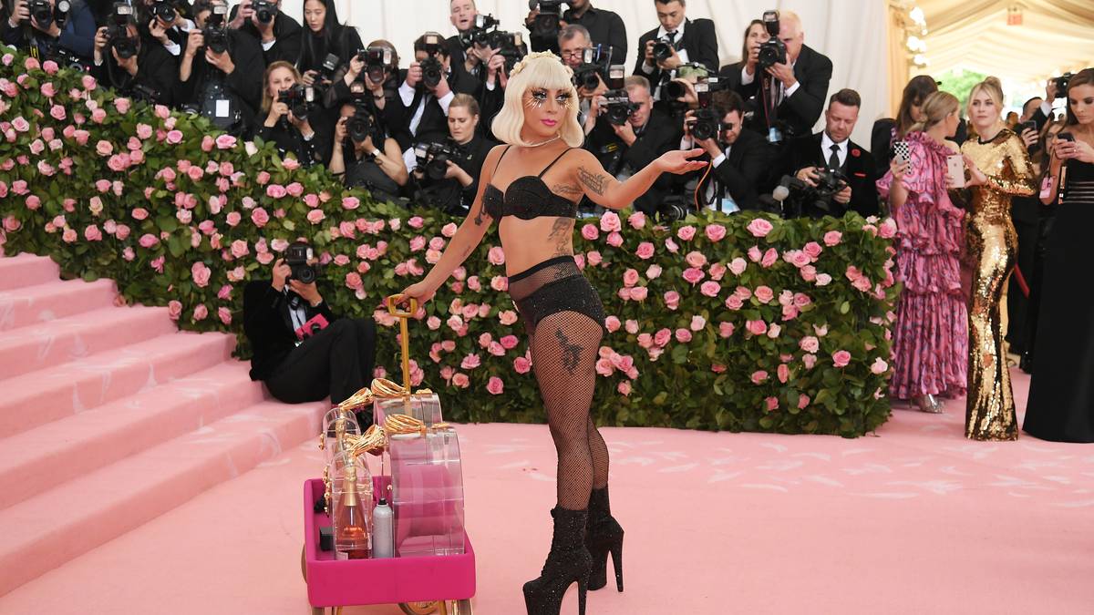 Neben Musik- und Mode-Stars wie Lady Gaga ließ sich auch in diesem Jahr wieder der ein oder andere Sport-Promi auf dem roten Teppich blicken. Passend zum Motto "Notes on Fashion" zeigt SPORT1 die extravaganten Outfits von Beckham Jr., Brady und Co