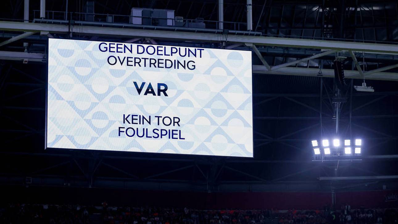 Auf der Stadionleinwand wurde ein Foulspiel als Grund genannt