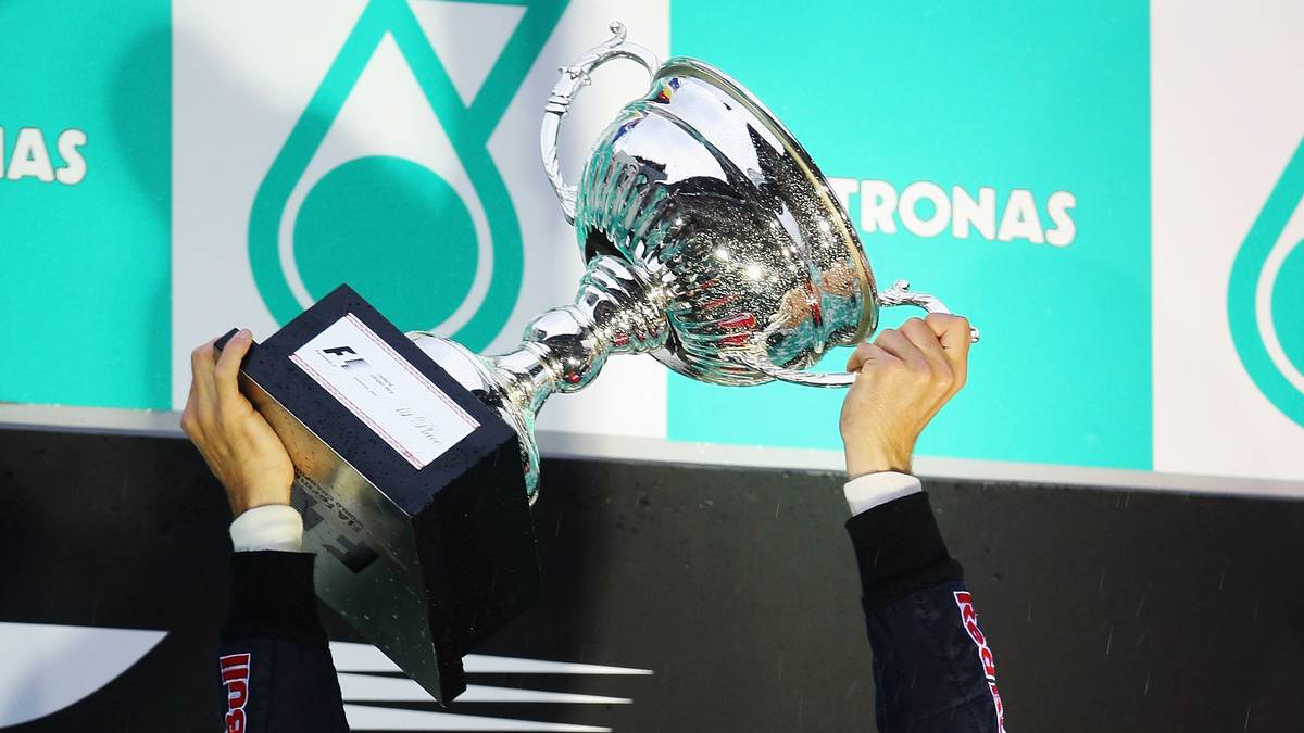 2009 folgt der Schritt von Toro Rosso zu Red Bull - und in Schanghai der erste Triumph für die "Bullen"