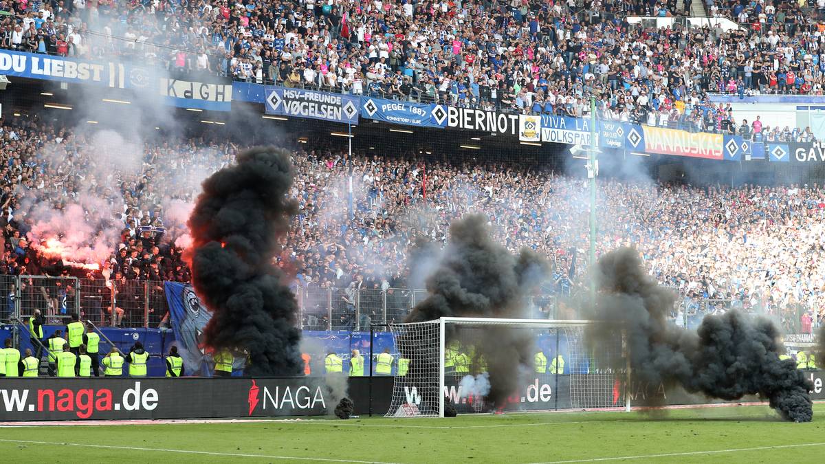 Nach der mehrminütigen Unterbrechung wird die Partie nur noch für den Schiedsrichterball angepfiffen