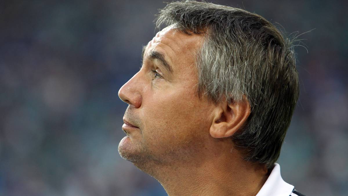 So ergeht es Peter Pacult 2015. Nach nur 14 Tagen im Amt bekommt der Österreicher die unheilvolle Nachricht von seiner Entlassung auf sein Telefon