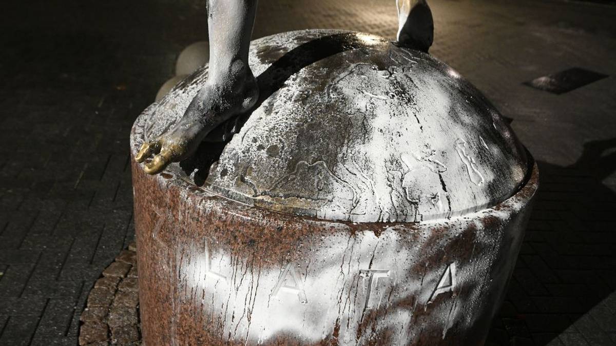 Die Reaktion folgte prompt. Die dreieinhalb Meter große Skulptur wurde mit Farbe besprüht und mit Pyrotechnik beschädigt. Doch damit nicht genug