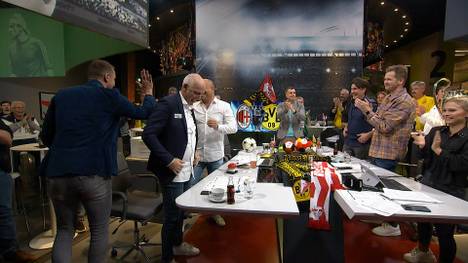 Maik Franz kommt mit einiger Verspätung im Fantalk an und wird dabei mächtig gefeiert.
