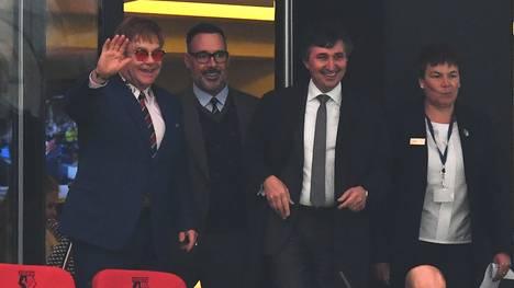 Sir Elton John (l.) ist als Ehrenpräsident ein gern gesehener Gast beim FC Watford