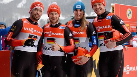  Tobias Wendl (v-l), Tobias Loch, Natalie Geisenberger und Felix Loch stehen während des Rodel-Weltcups am Königssee nebeneinander