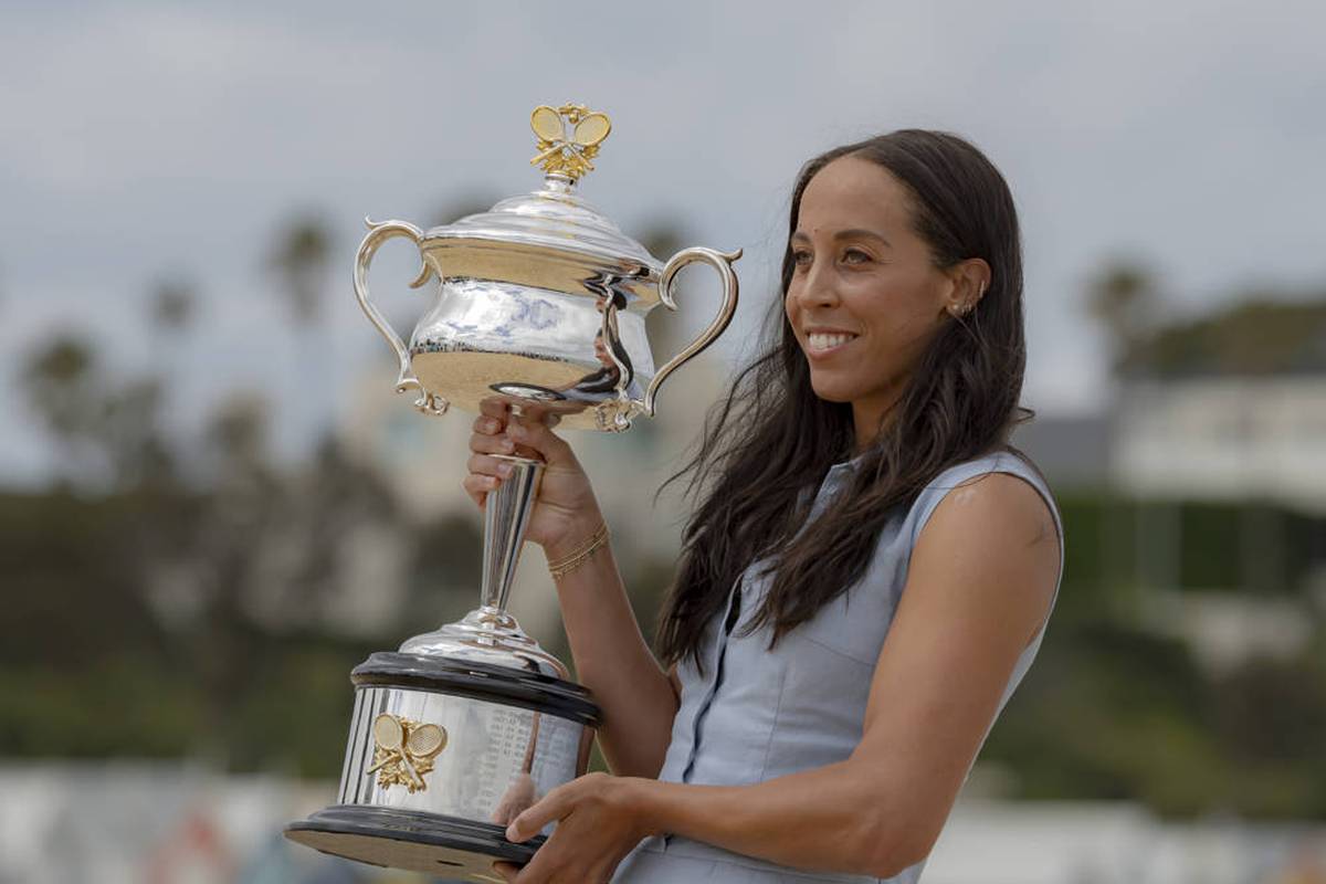 Madison Keys, Siegerin der Australian Open 2025, posierte mit der Trophäe für die Medien am Strand von Melbourne. Die 29-Jährige besiegte Aryna Sabalenka im Finale in drei Sätzen.