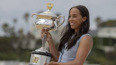 Madison Keys, Siegerin der Australian Open 2025, posierte mit der Trophäe für die Medien am Strand von Melbourne. Die 29-Jährige besiegte Aryna Sabalenka im Finale in drei Sätzen.