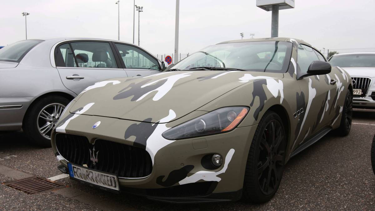 Ein besonders ausgefallenes Exemplar fährt Max Kruse. Der Bremer Stürmer ist in einem  Maserati in Camouflage unterwegs - Tarnung ist die auffällige Lackierung nicht