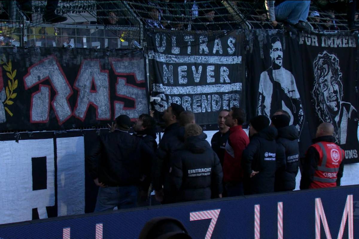 Schon zum dritten Mal kommt es im Bochumer Stadion zu einem Eklat im Gäste-Fanblock. Weil diverse Banner für Sicherheitsprobleme sorgen, verzögert sich der Anpfiff gegen Frankfurt um satte 50 Minuten.