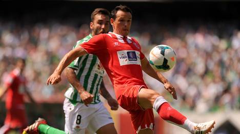 Ex-Nationalspieler Piotr Trochowski kontrolliert im Stadtderby des FC Sevilla gegen Betis den Ball