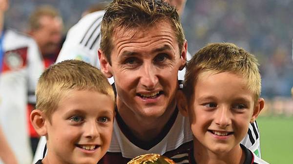 Sein letztes Länderspiel ist zugleich der Höhepunkt seiner aktiven Laufbahn. Deutschland gewinnt das WM-Finale gegen Argentinien, Klose posiert anschließend mit seinen Zwillingen Noah und Luan