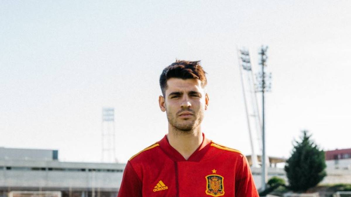 Die Spanier spielen im bekannten Rot mit modernem Muster.